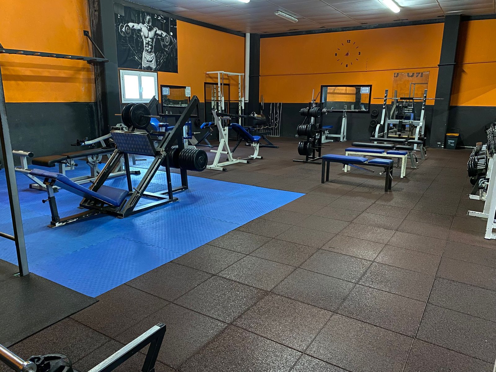 Maquinaria y zona de pesas en gimnasio moderno de L'Espluga